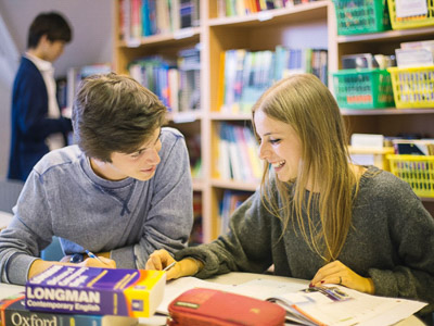 Diákok a Beet könyvtárában