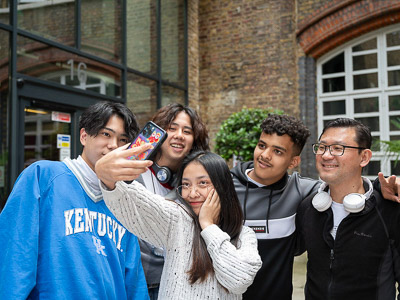 Diákok az International House London előtt